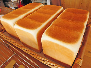 イチオシは食パン！こども連れでも入りやすい、親しみやすいパン屋さんです。