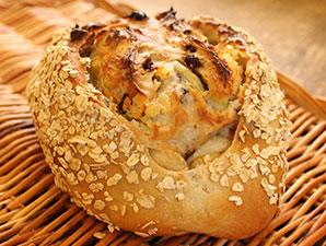 天然酵母(チーズ入り)パン